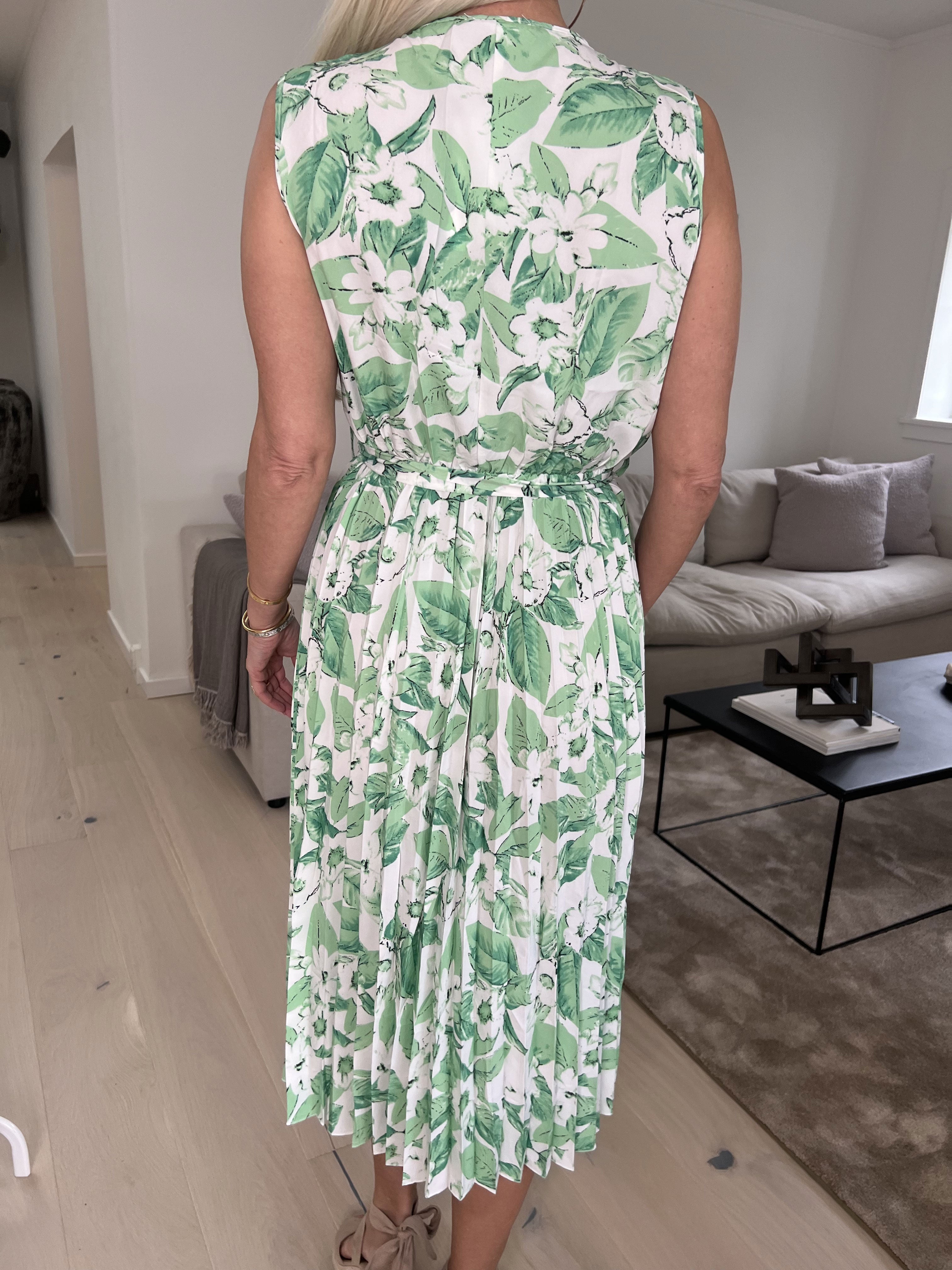 Amelie - Blomstret kjole med plissering